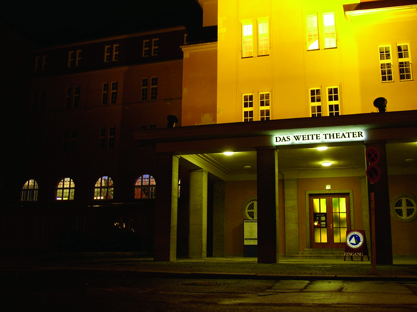 DAS WEITE THEATER-Eingang_co DAS WEITE THEATER